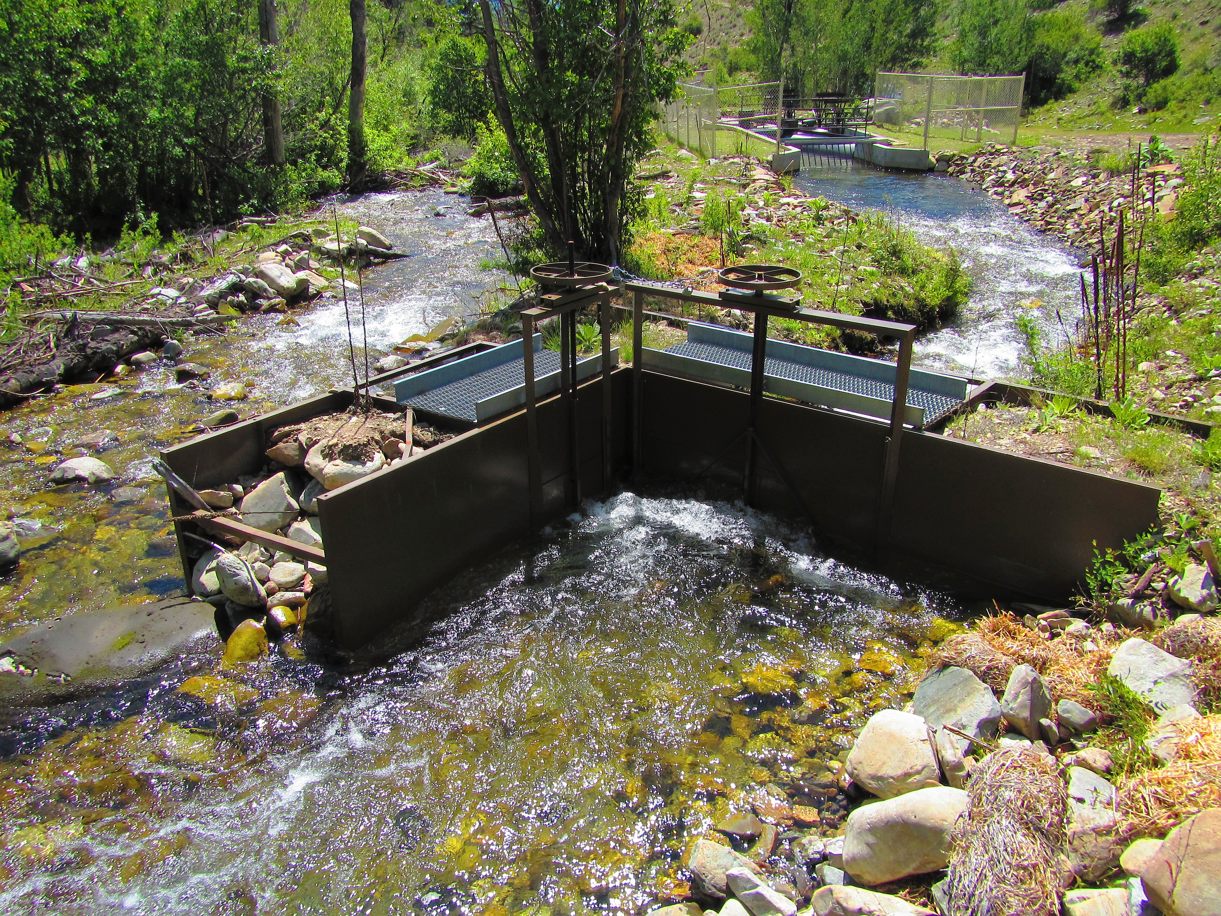 Headgate above fish screen